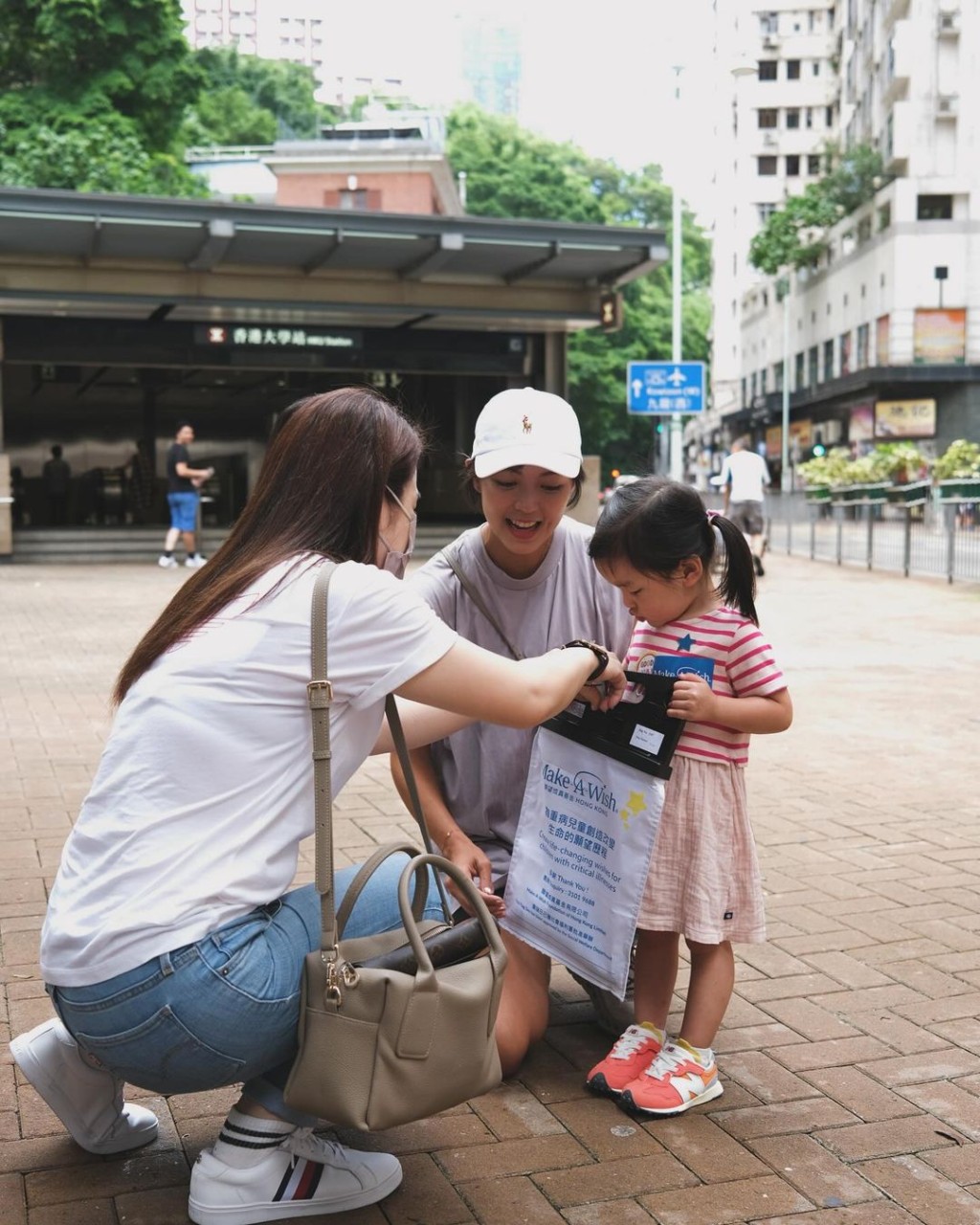 上周六（20日）早上，他們到香港大學站附近賣旗。