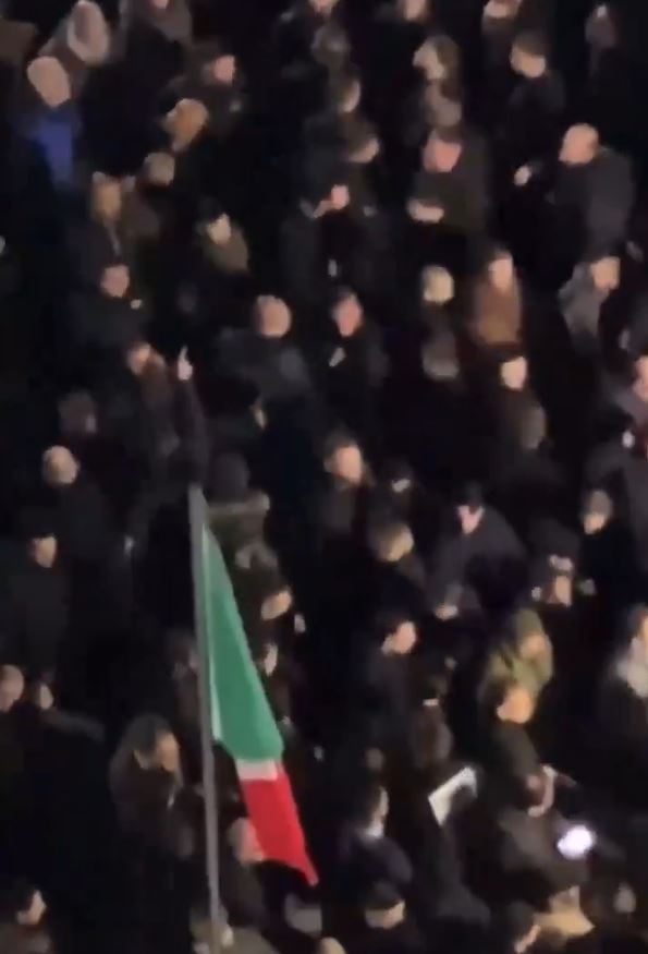 罗马数百人在周日集体行纳粹敬礼，震惊意大利。影片截图