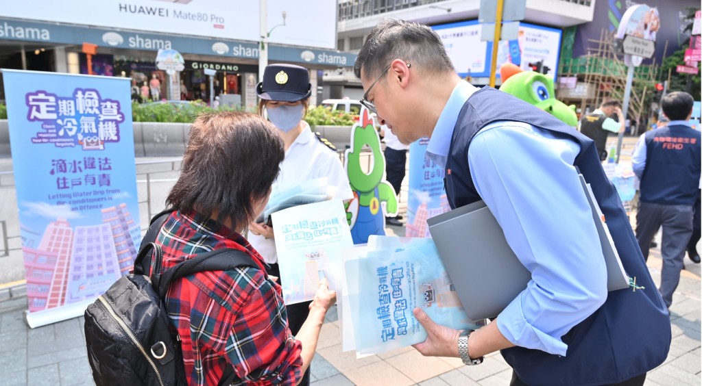 食環署人員早前在油尖區進行宣傳教育活動，向市民派發宣傳單張。政府新聞處