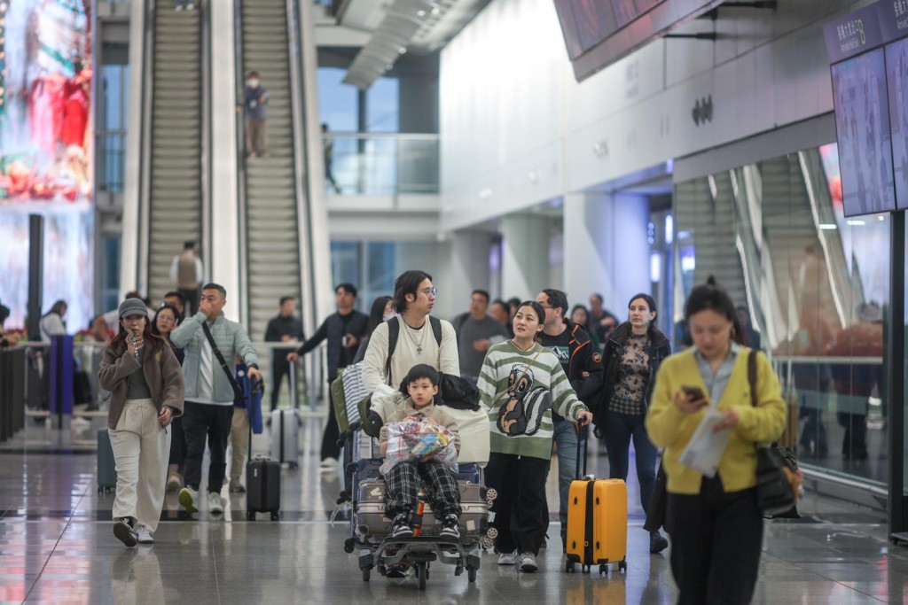 今日是聖誕假期最後一日，陸續有市民搭飛機回港，機場入境的人流不絶。