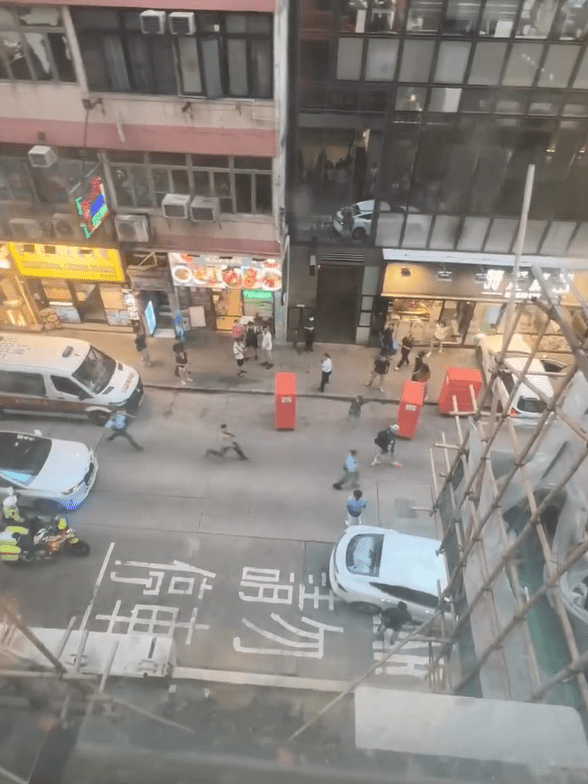 事發時大批警員追捕疑犯。Threads:babmwn 事發時大批警員追捕疑犯。Threads:babmwn