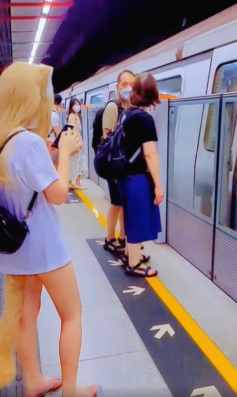 當在月台等候列車到站時，少女的奇裝異服，即引來其他乘客投以注目禮。