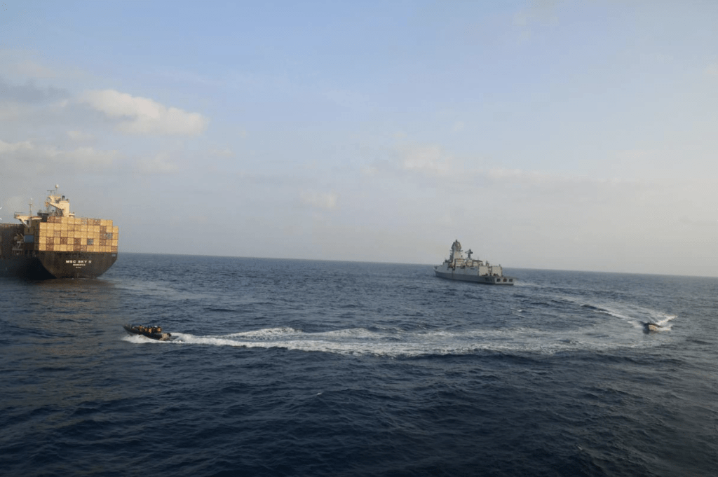 印度海军派员上遇袭商船协助救援。美联社