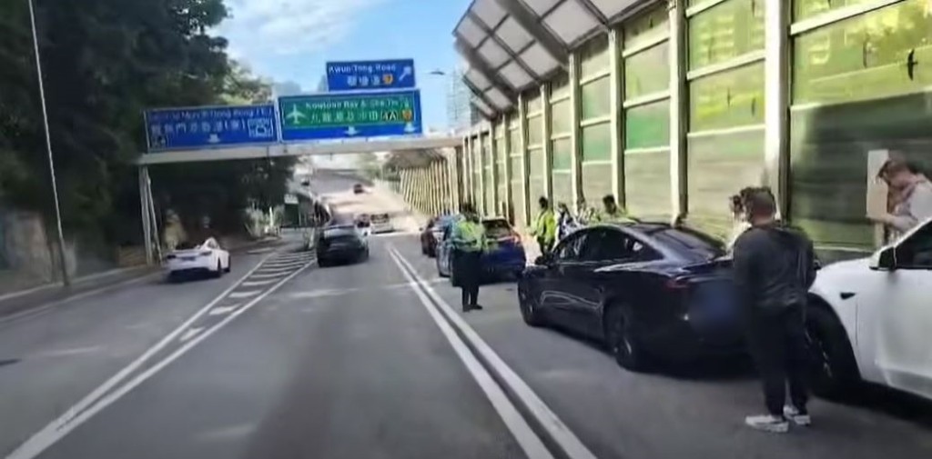 5部私家車及1部輕貨串燒相撞。網片截圖