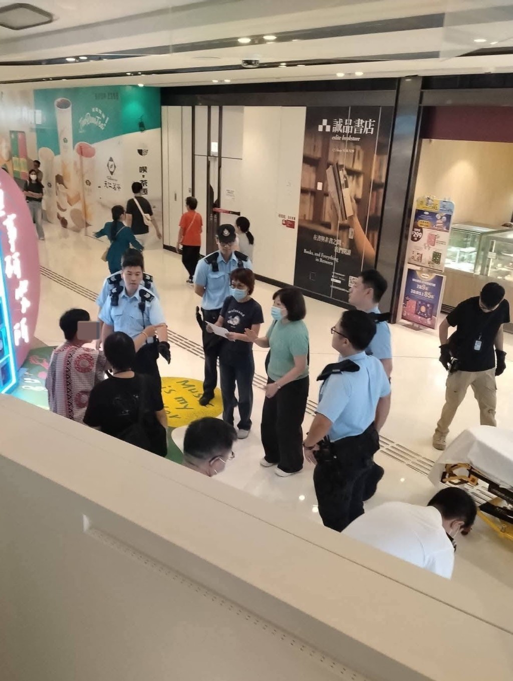 婦人在商場內與多名警員對峙。Facebook 車cam L(香港群組) 圖片 婦人在商場內與多名警員對峙。Facebook 車cam L(香港群組) 圖片