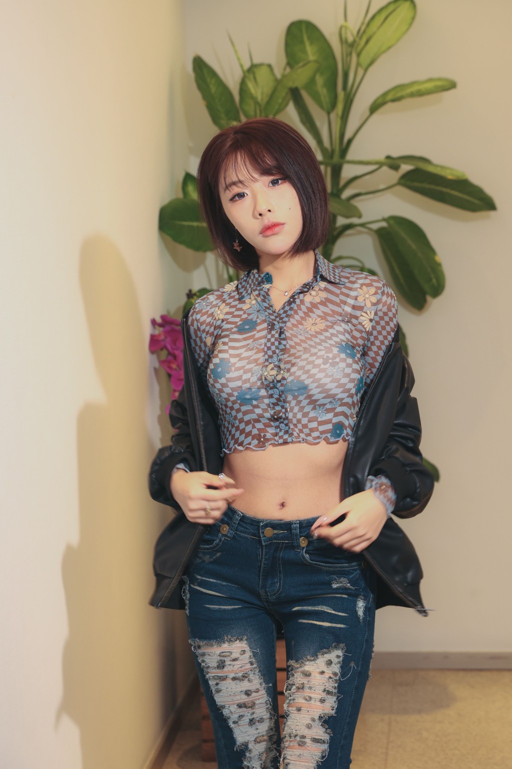 一头短发的Baby梓现年24岁。
