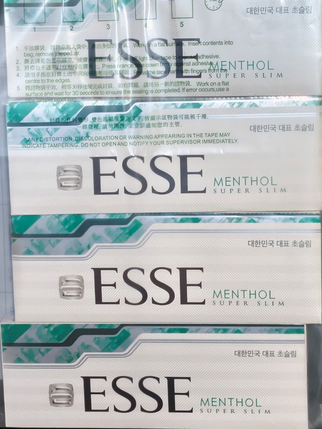 海關展示涉案私煙。