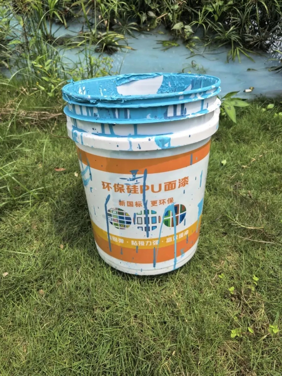 大妈私自取走油漆桶，作日常生活之用。奥一新闻