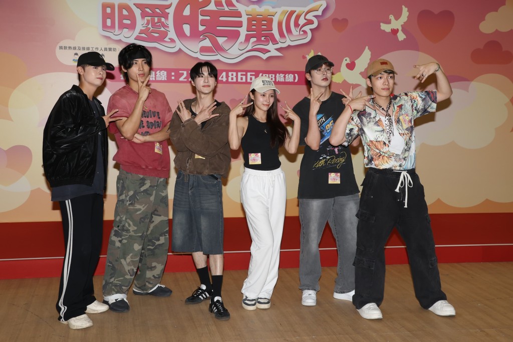 LOONG 9成員冼靖峰(左)、黃奕斌(左二)、文佐匡(右二);莊錠欣(右三)、黃星綽(左三)、余宗遙(右)一同排舞。 LOONG 9成員冼靖峰(左)、黃奕斌(左二)、文佐匡(右二);莊錠欣(右三)、黃星綽(左三)、余宗遙(右)一同排舞。