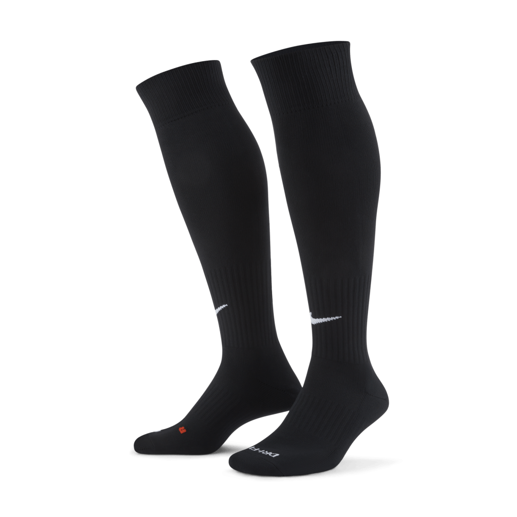 黑色足球运动袜/原价$69、现售$49/Nike，采用柔软的导汗排湿物料制作，配搭足弓承托，在比赛中保持舒适。 