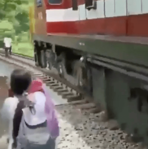 從目擊者拍到的影片，當火車駛近至差不多10米距離時，夫婦二人才驚惶察覺無路可逃。