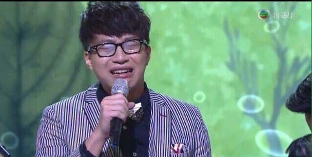 吳業坤2015年在《勁歌金曲》頒獎禮獲「新人獎 金獎」喊到眼鏡起霧。 吳業坤2015年在《勁歌金曲》頒獎禮獲「新人獎 金獎」喊到眼鏡起霧。