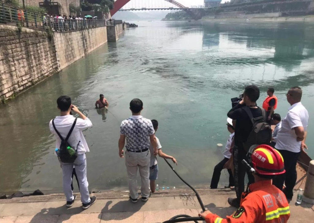 救援人員設法打撈。網上圖片