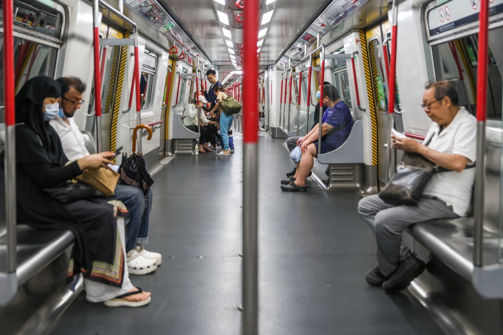 十號風球下的港鐵車廂。何家豪攝 十號風球下的港鐵車廂。何家豪攝