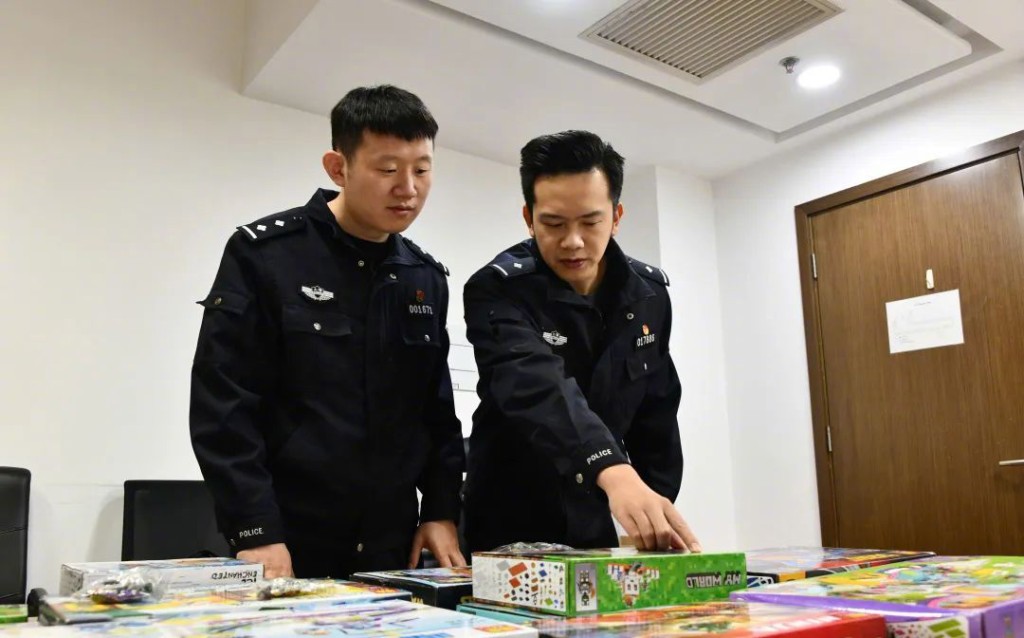 上海市公安局捣破售卖山寨乐高(LEGO)玩具集团。 微博图