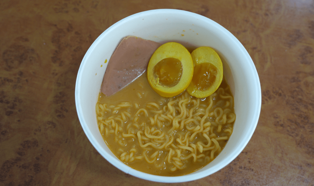 以一碗芝士麵配上餐肉和雞蛋的組合為例，總花費為48港元。