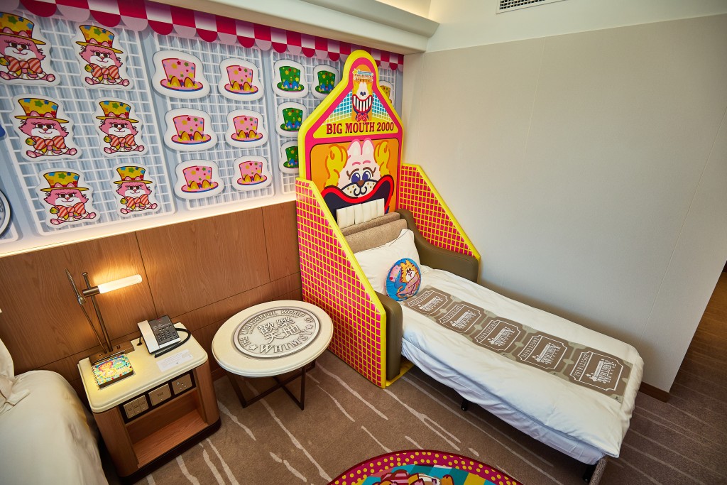 沙發床打開，就可以玩小丑大板牙遊戲了。（圖片來源：合和酒店）