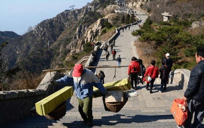 有网民担心泰山的挑夫会因此失业。