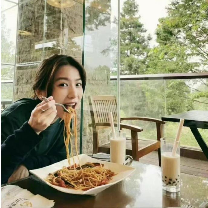 田馥甄在佩洛西訪問台灣時貼吃意大利粉的照片，被指是支持佩洛西。