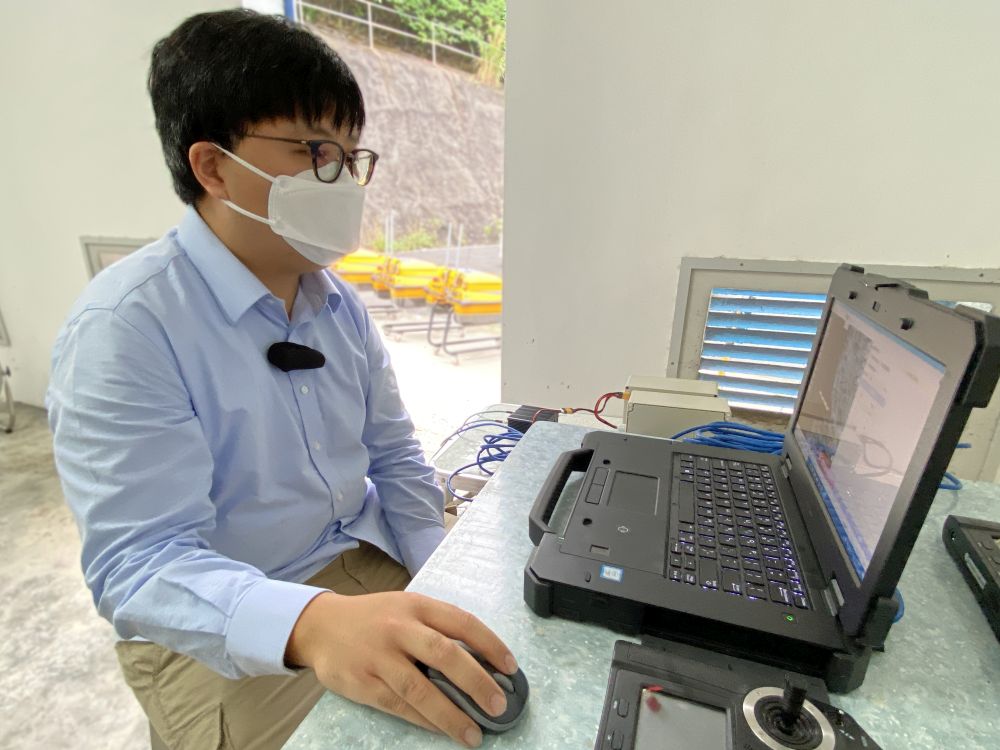 無人船收集的水質數據，可即時傳送至基站電腦進行分析。水務署圖片