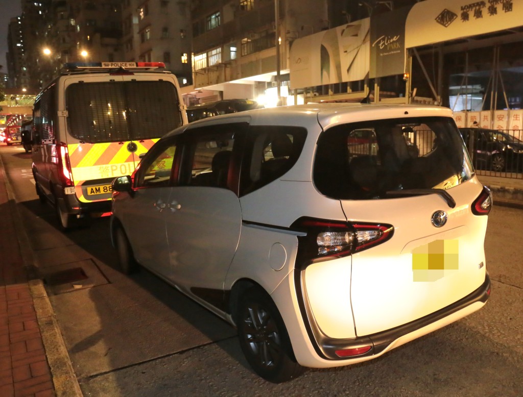 警方于旺角设路障截获一怀疑毒品快餐车。