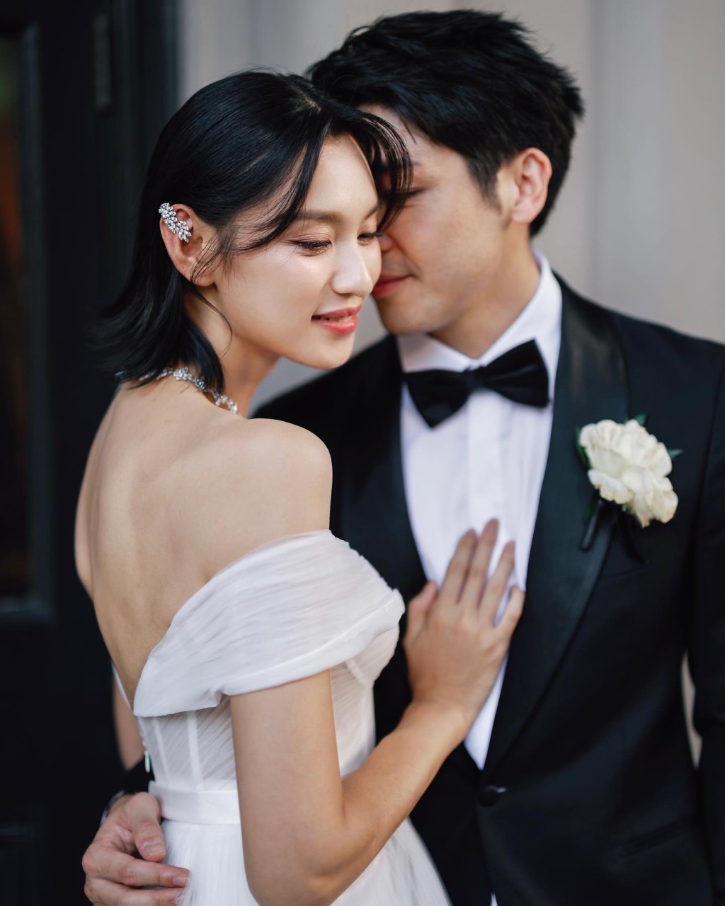 王丹妮分享了多辑两人的sweet爆婚照。