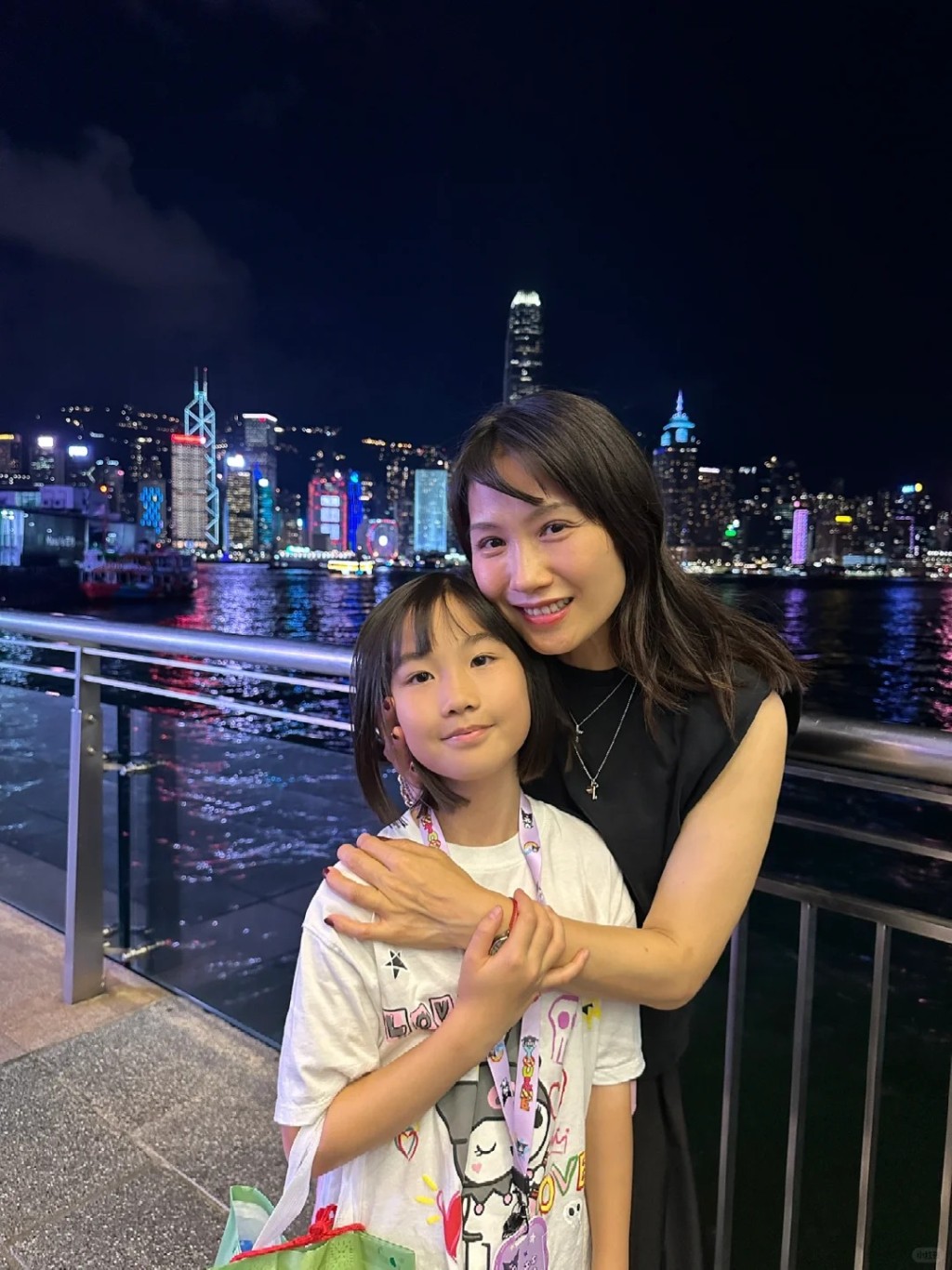 日前，袁彩雲與10歲囡囡返香港，10歲的江軒慧（Alycia）有包包面，十分可愛。