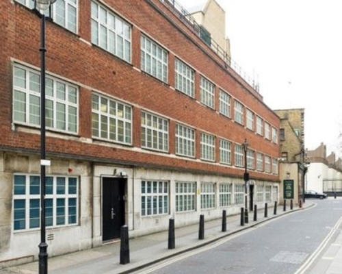 这间看似平凡无奇的红砖老房子，一般人经过或许不会多看几眼。  网上图片