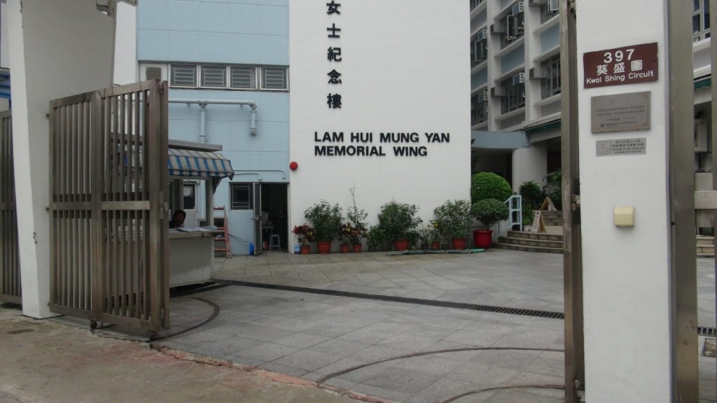 學校的大閘及地上留有紅油的痕跡。 林思明攝