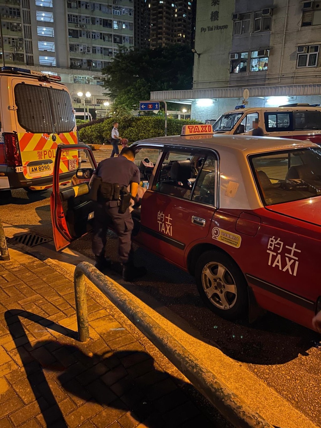警方寶林站外截查一輛可疑的士。警方圖片 警方寶林站外截查一輛可疑的士。警方圖片