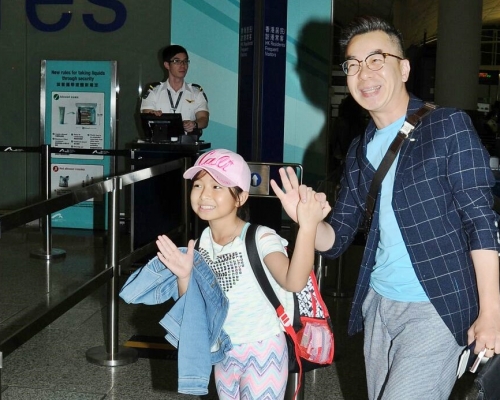 一夜爆紅的譚芷昀晩上和爸爸現身機場,離港外遊。