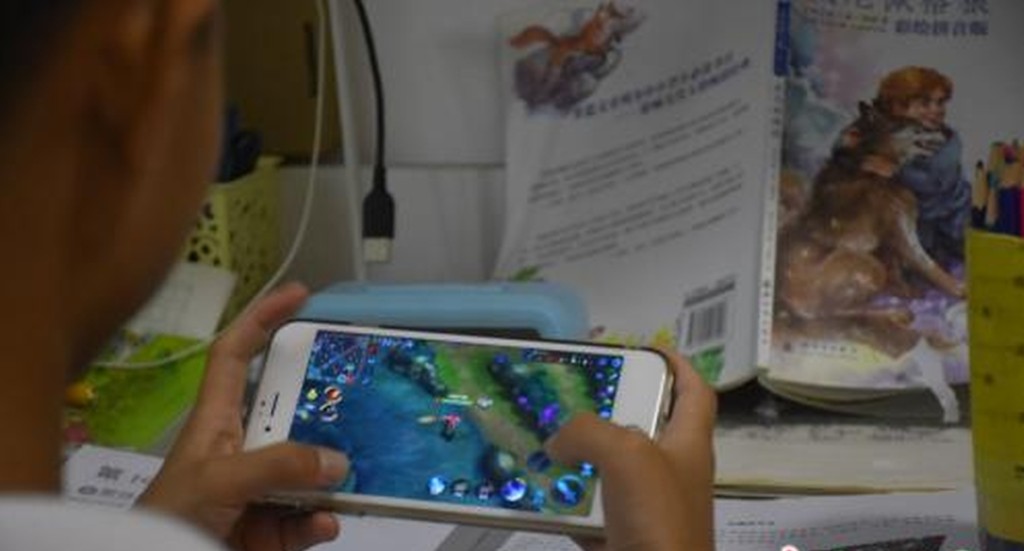 長期熬夜打機，30歲浙男智力退化至3歲。 中新社資料圖