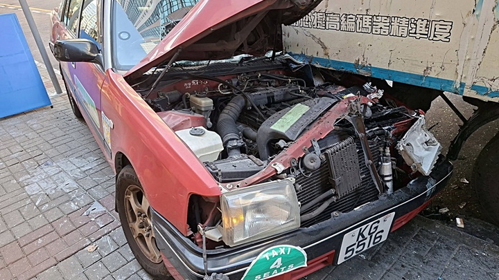 的士車頭嚴重損毀。網圖