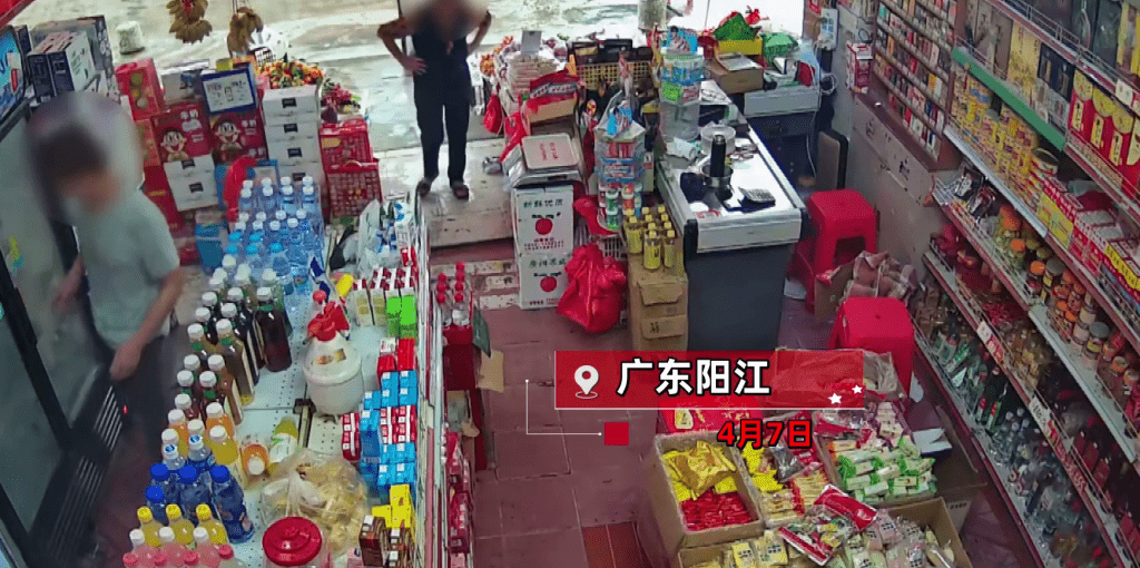 閉路電視畫面顯示，男子進入超市後走到冰箱拿飲品。