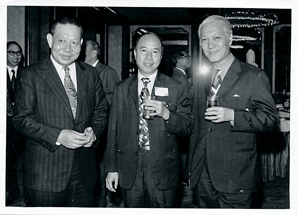 利昌金舖創始人胡漢輝（中）為本港金融界響噹噹人物。圖為1972年與郭得勝（左）出席酒會。