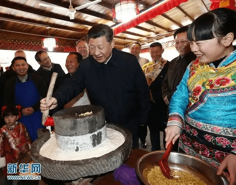 2018年，習近平在四川省阿壩藏族羌族自治州汶川縣映秀鎮考察時同居民群眾一起磨豆花。新華社