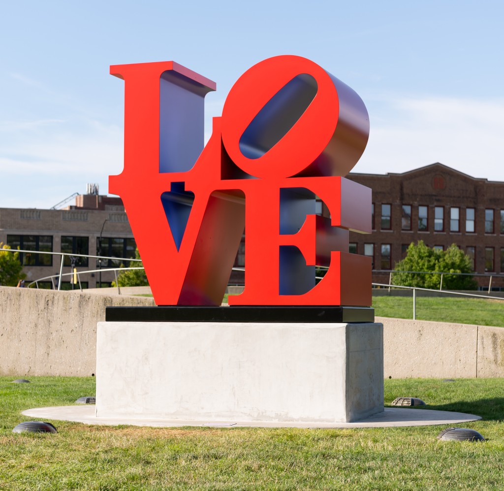 美国雕塑家 Robert Indiana 的《LOVE (Red Outside Violet Inside)》。