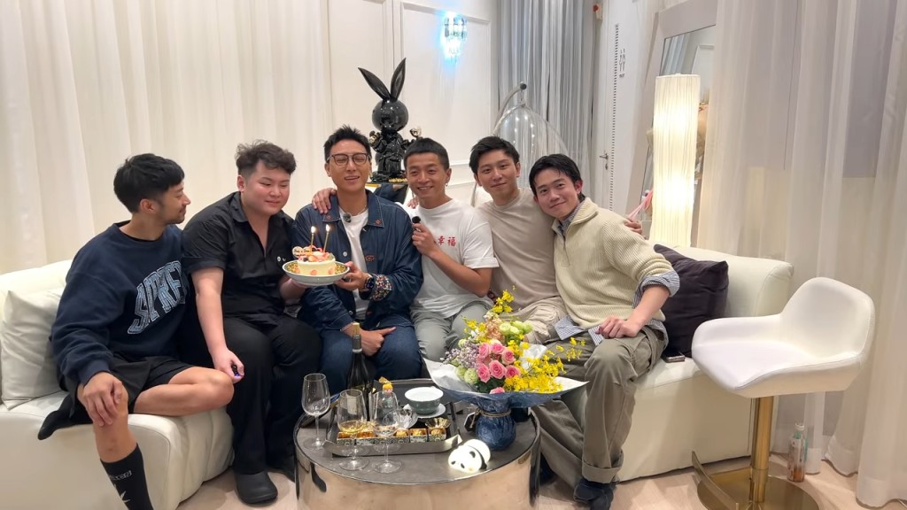 一班「仔仔」曾在YouTube頻道開Live，但王賢誌則未有在鏡頭前出現。