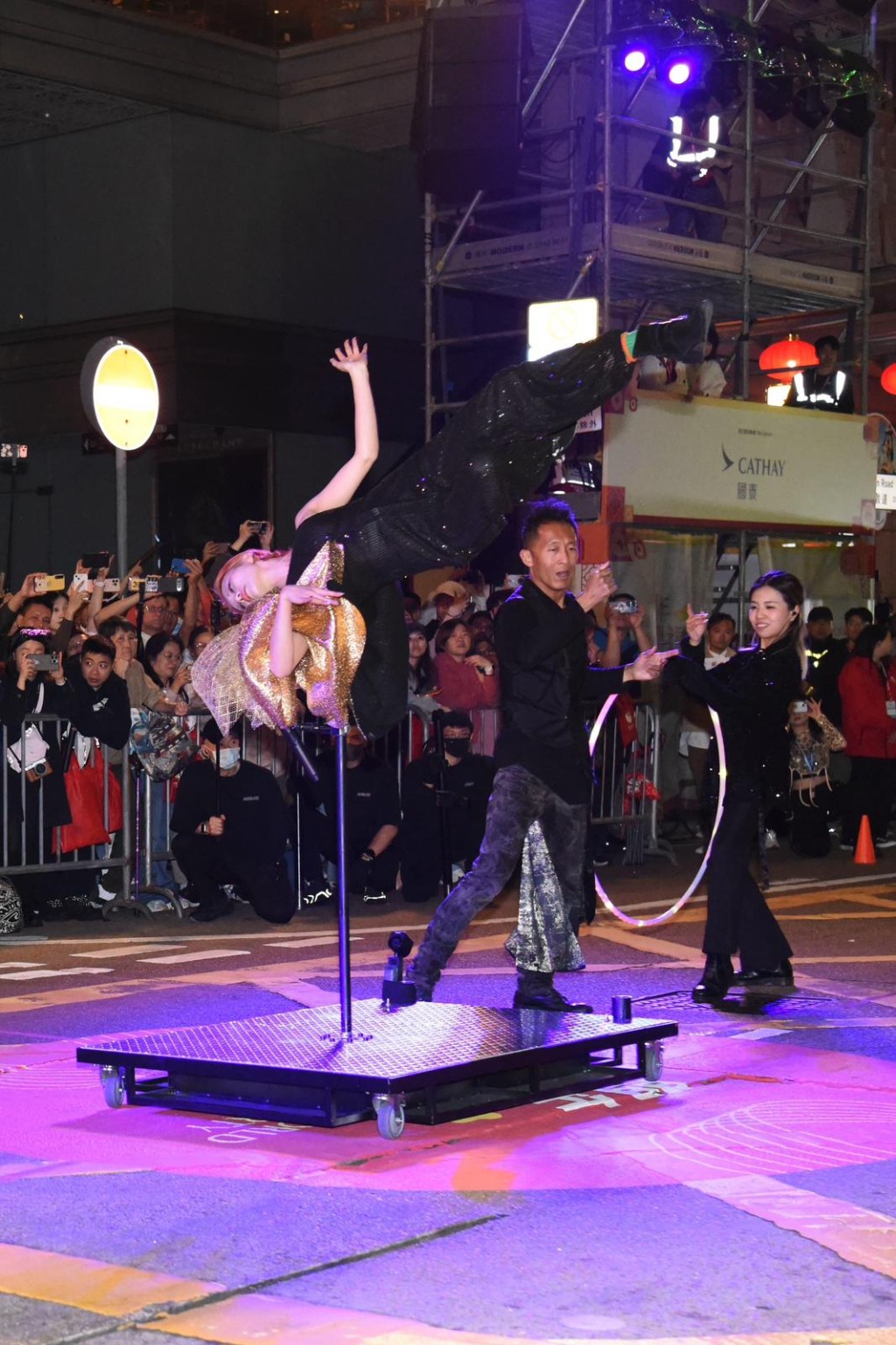 他与徒弟联手作高难度魔术表演，嬴得不少欢呼声。