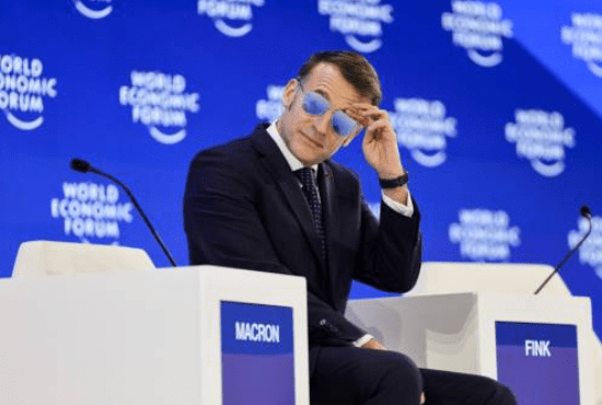 法國總統馬克龍日前在瑞士出席世界經濟論壇發表演講時，於室內全程佩戴一副深色反光飛行員太陽眼鏡，造型隨即成為場內外焦點。法新社