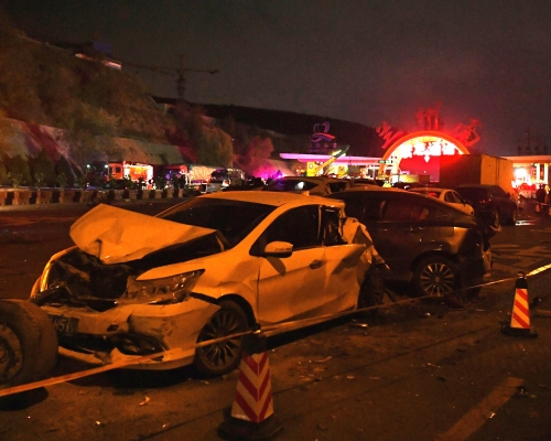 私家车损毁严重。