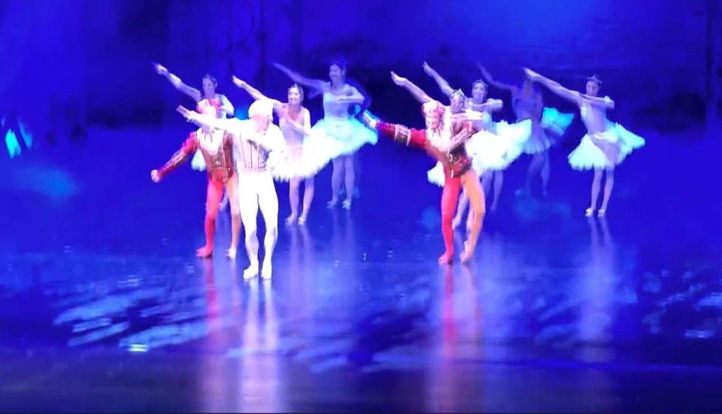 俄羅斯皇家芭蕾舞團一眾專業舞者也大跳「科目三」。影片截圖