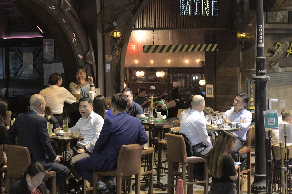 酒吧及指定餐飲處所現場表演禁令日前已鬆綁。資料圖片