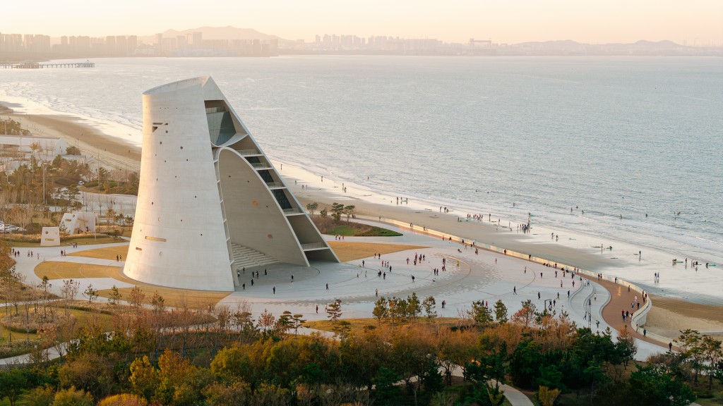 時光塔的設計靈感取材自陽光軌跡，外型宛如一個巨大的日晷，光影隨二十四節氣而行。