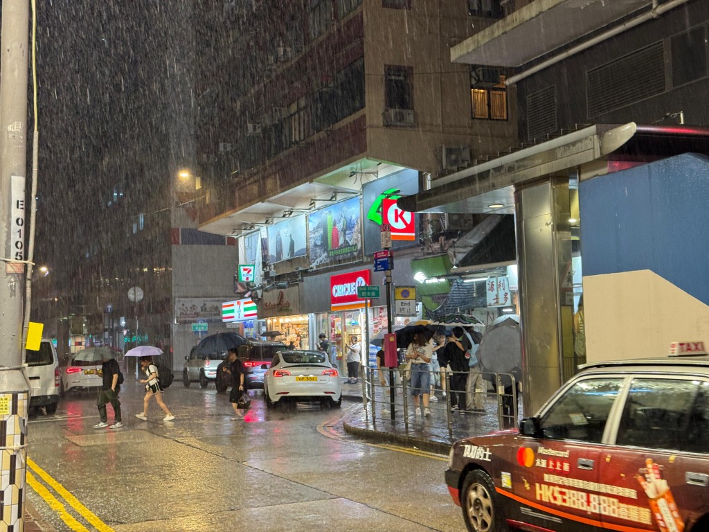 天文台在晚上8時正，發出黃色暴雨警告信號。陳俊豪攝