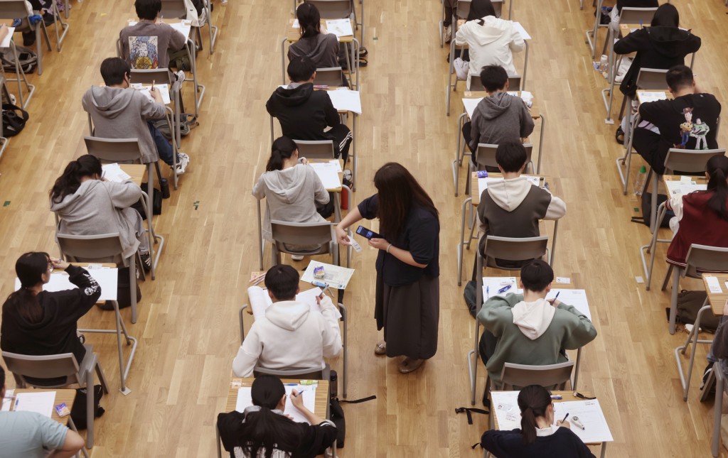 有人努力讀書是為了機師夢，有人為了名牌大學，有人為了將來救人濟世；也有人埋首苦讀，不過因為身邊恰好有同路人，又或是因為成長的過程除了讀書，無事可幹。（資料圖片）