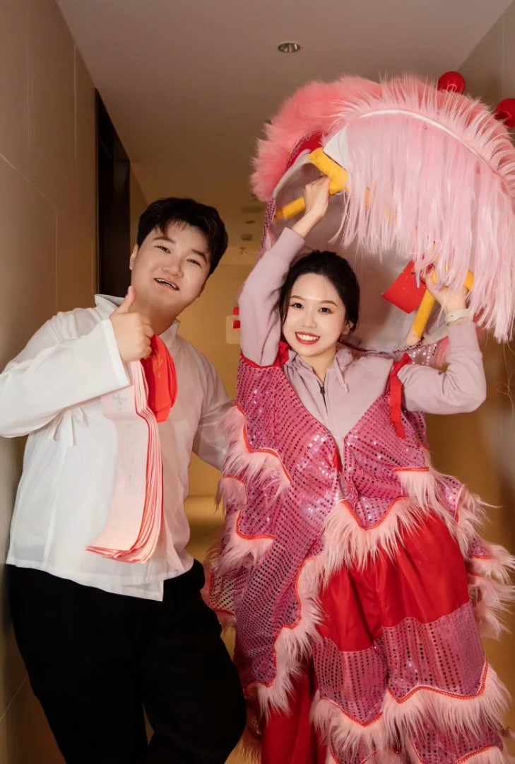 趙小姐與丈夫舞獅進場。抖音@鳴鳴不忙 趙小姐與丈夫舞獅進場。抖音@鳴鳴不忙