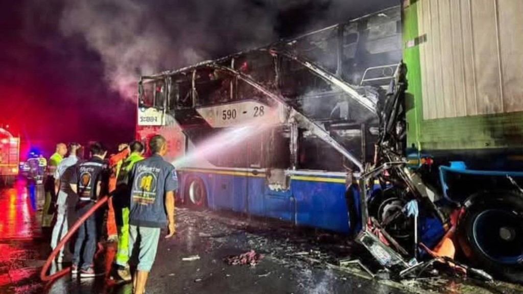 救援人員射水救火。X@janniiiiw