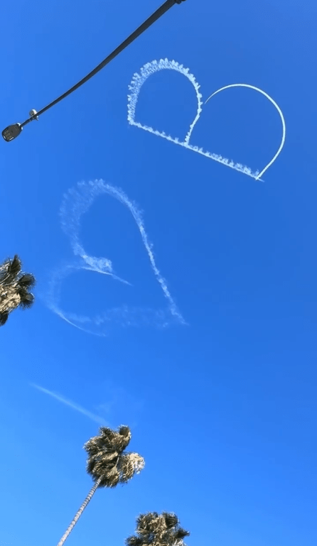 天空清晰見到「I Love B」景象。