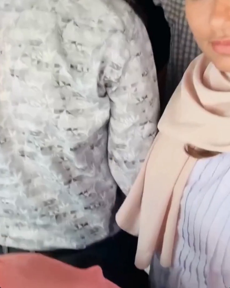 疑似故事製造手踭撞胸的畫面,指控對方非禮。 疑似故事製造手踭撞胸的畫面,指控對方非禮。